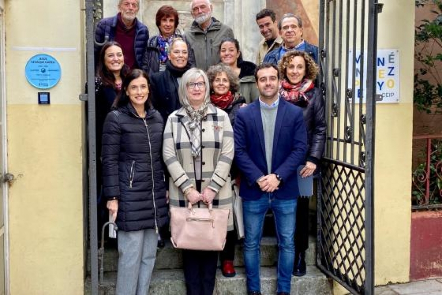 La Ruta de Ilustres incorpora una placa dedicada a Jesús Revaque en el colegio Menéndez Pelayo