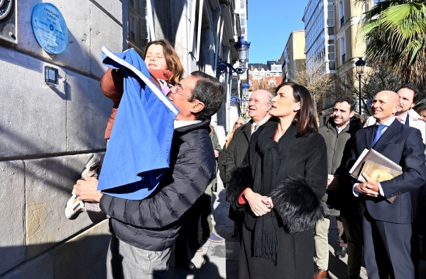 La Ruta Ilustres Santander homenajea a Juan Pombo, en uno de sus edificios más emblemáticos